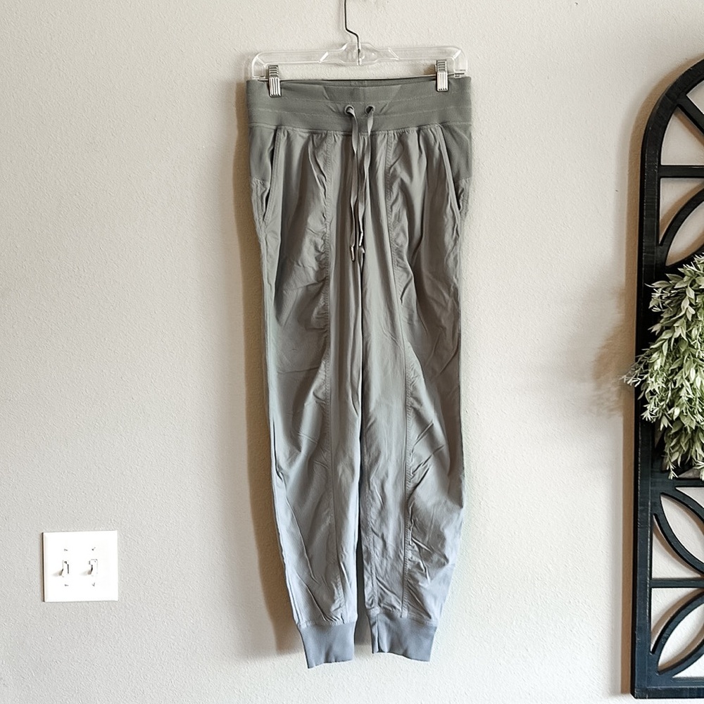 Lululemon Athletica Women's High Rise Gray Pants/Joggers Gray Size 6